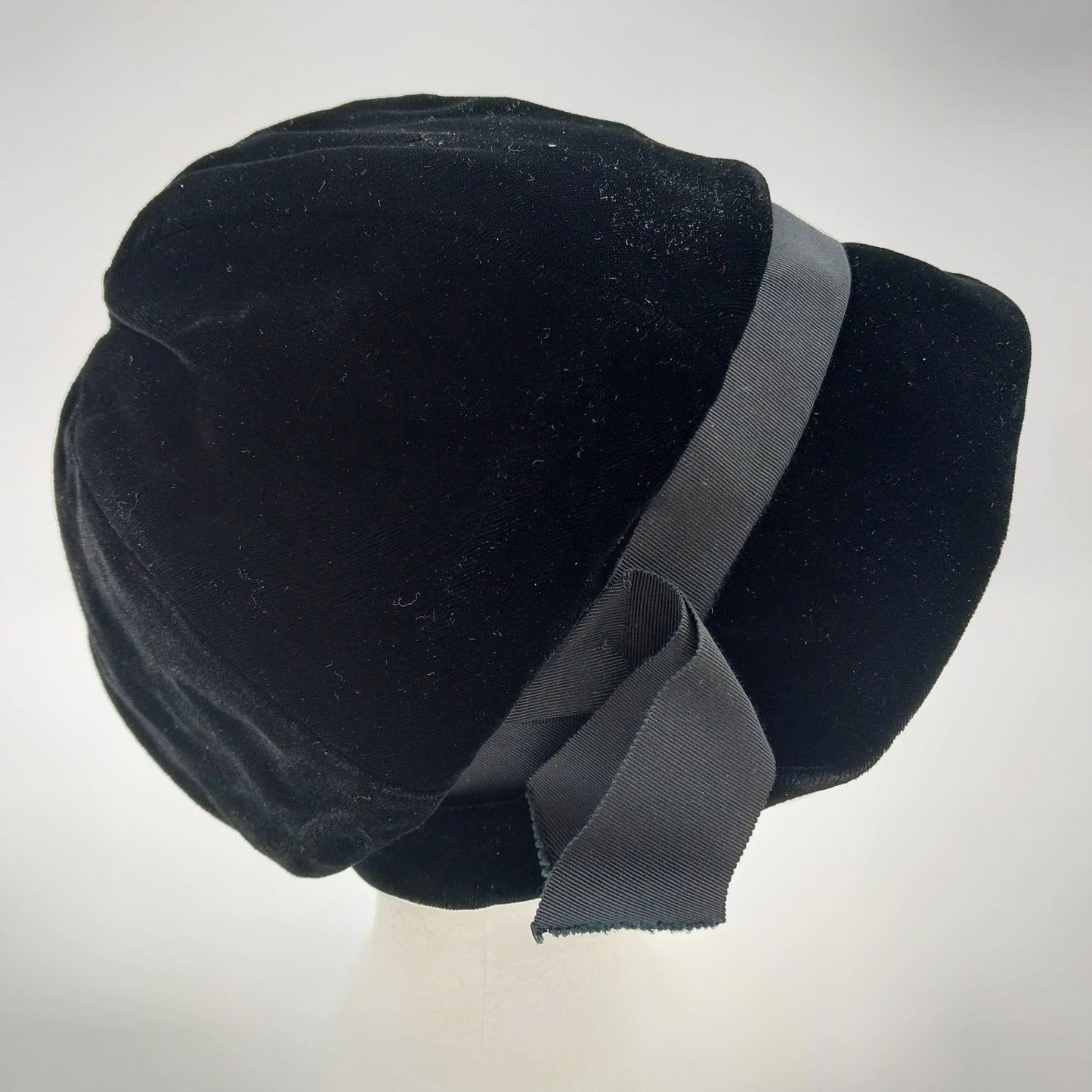 Black Deluxe Velour Cloche Hat Peachbloom w Grosgrain Ribbon Bow Band Polyester