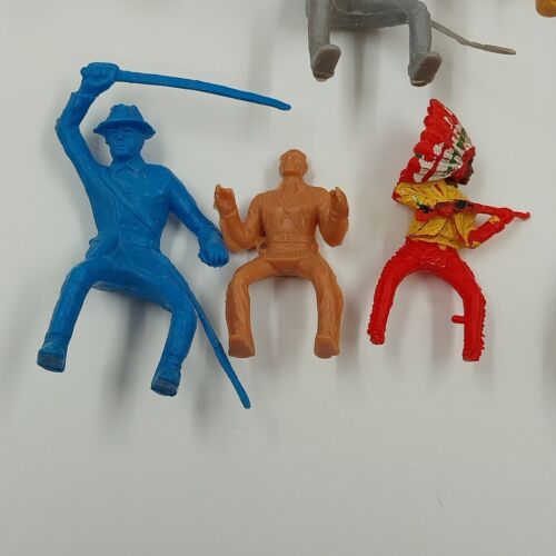 23 Plastic Toy Figures 1950s Cowboys Indians Soldiers Frontiersmen 2"-3"
