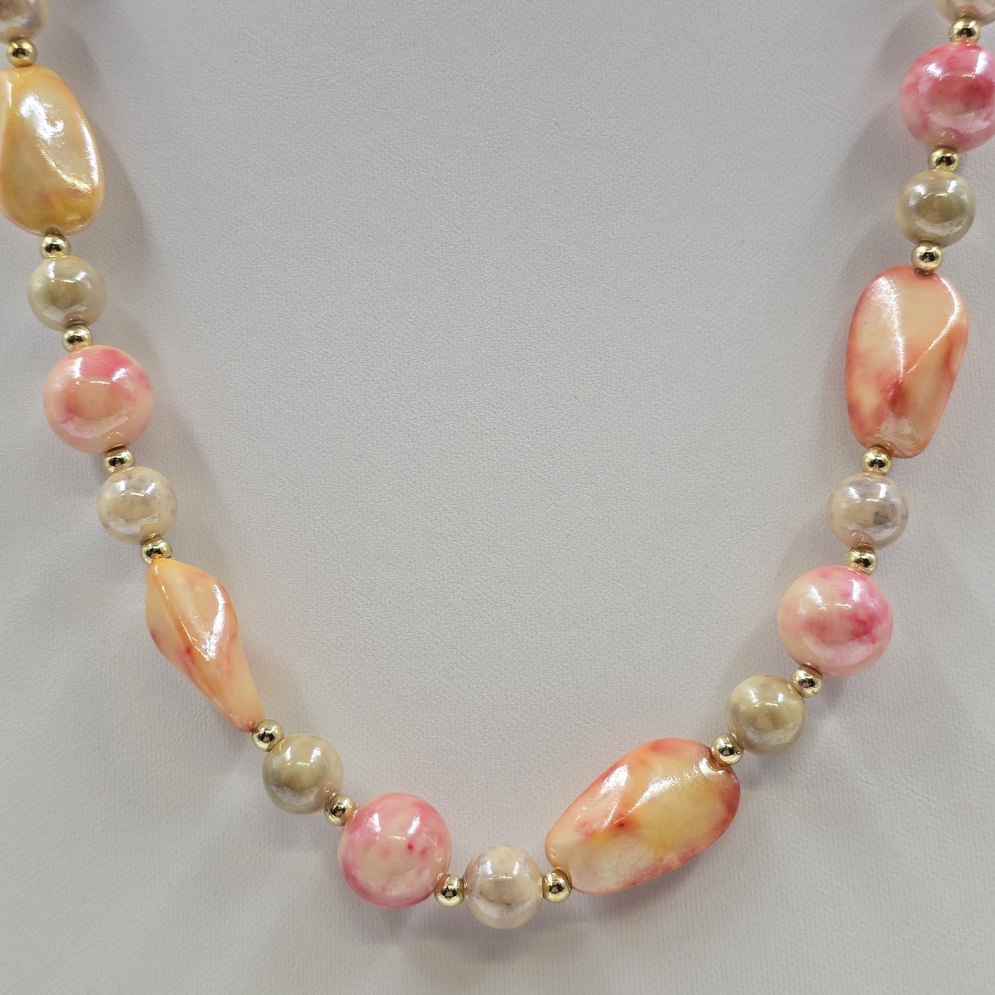 Pink Peach Coral Shiny Faux Jade Stone Acrylic Beads in Gold Tone Necklace 14.5"