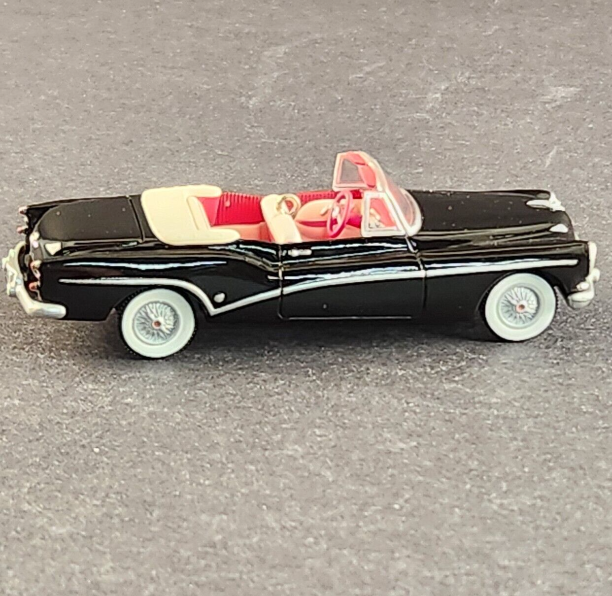 Hallmark 1953 Buick Roadmaster Skylark Classic Car Holliday Ornament 4"