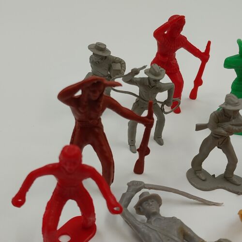 23 Plastic Toy Figures 1950s Cowboys Indians Soldiers Frontiersmen 2"-3"
