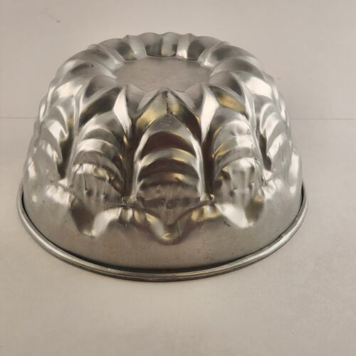 Stainless Steel Aluminum Bundt Cake Pan 8 Inches Across Vintage Impression Mold