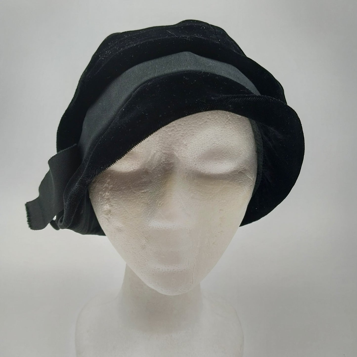 Black Deluxe Velour Cloche Hat Peachbloom w Grosgrain Ribbon Bow Band Polyester