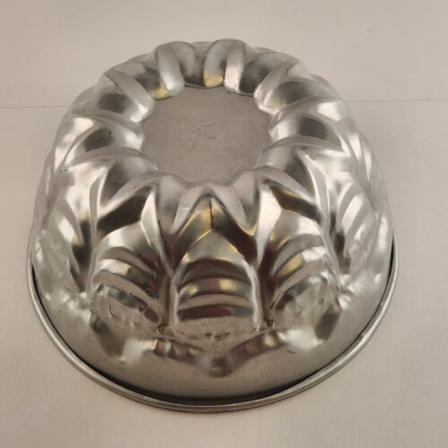 Stainless Steel Aluminum Bundt Cake Pan 8 Inches Across Vintage Impression Mold