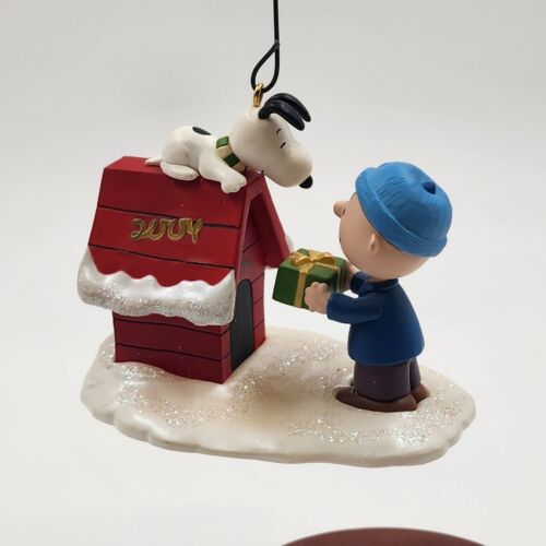 Hallmark Keepsake 2004 Ornament MERRY CHRISTMAS SNOOPY Lighting Effect