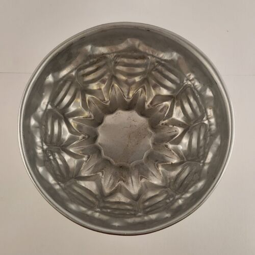Stainless Steel Aluminum Bundt Cake Pan 8 Inches Across Vintage Impression Mold