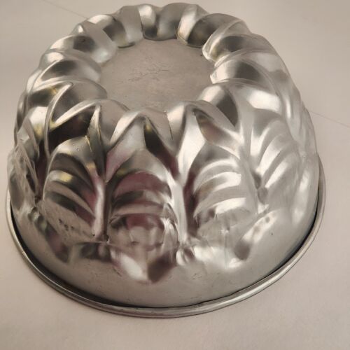 Stainless Steel Aluminum Bundt Cake Pan 8 Inches Across Vintage Impression Mold