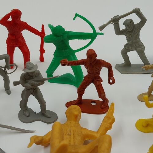 23 Plastic Toy Figures 1950s Cowboys Indians Soldiers Frontiersmen 2"-3"