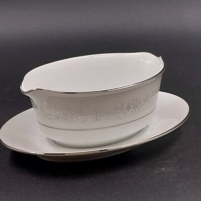 Noritake Tahoe Contemporary Fine China Gravy Boat w Underplate White Flowers 3"h
