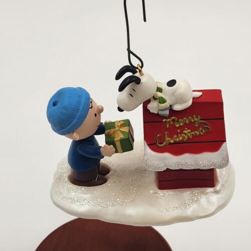 Hallmark Keepsake 2004 Ornament MERRY CHRISTMAS SNOOPY Lighting Effect
