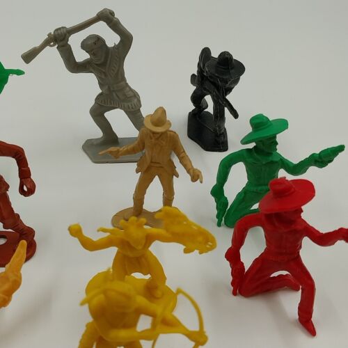 23 Plastic Toy Figures 1950s Cowboys Indians Soldiers Frontiersmen 2"-3"