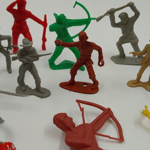 23 Plastic Toy Figures 1950s Cowboys Indians Soldiers Frontiersmen 2"-3"