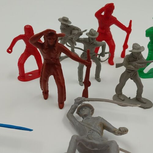23 Plastic Toy Figures 1950s Cowboys Indians Soldiers Frontiersmen 2"-3"