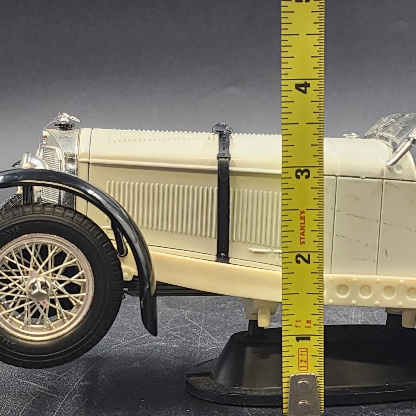 Bburago 1931 Mercedes Benz SSKL 1:18 Diecast Model Car Cream with Stand 9.5" Vtg
