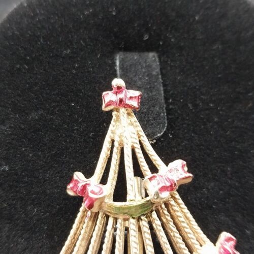 Goldtone Brooch Christmas Tree Hand Painted Red Ribbon Green Garland 2.25 in