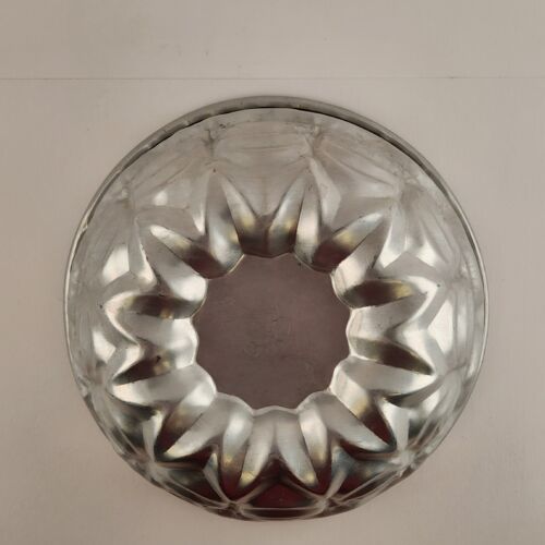 Stainless Steel Aluminum Bundt Cake Pan 8 Inches Across Vintage Impression Mold