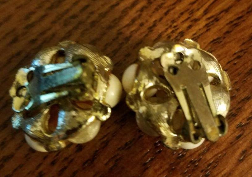 Vintage Pearl Look Bead Clip Style Earrings White & Clear