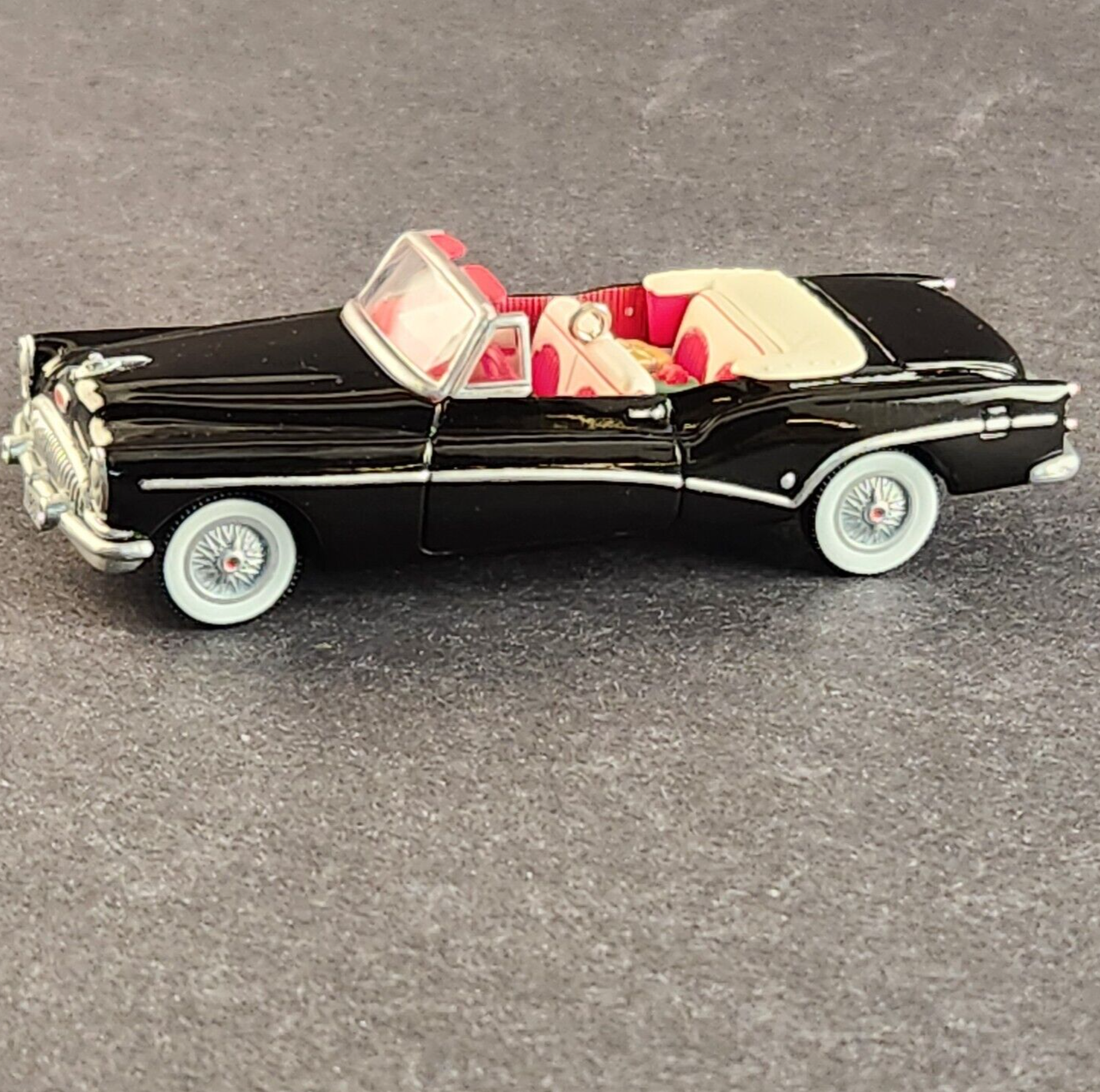 Hallmark 1953 Buick Roadmaster Skylark Classic Car Holliday Ornament 4"