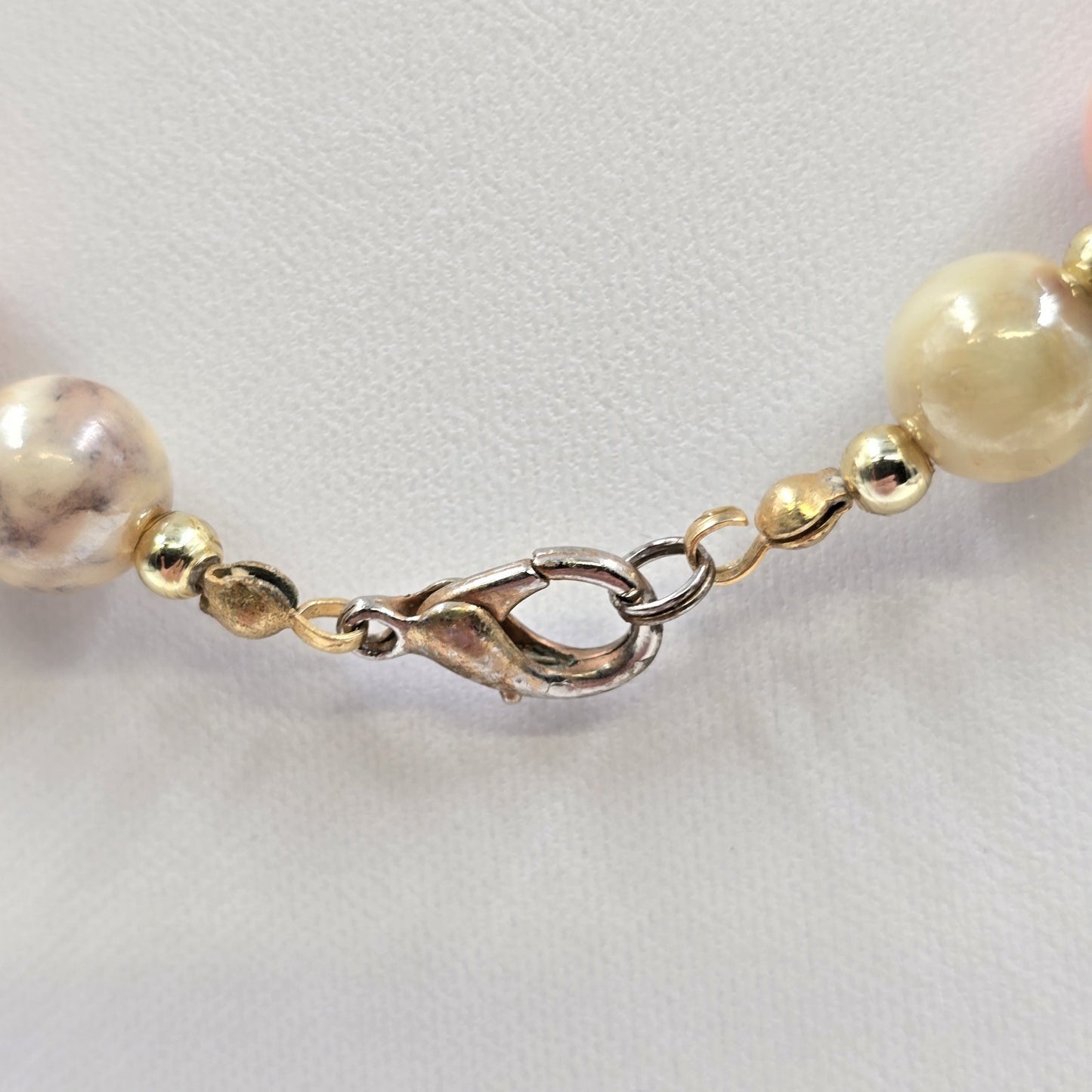 Pink Peach Coral Shiny Faux Jade Stone Acrylic Beads in Gold Tone Necklace 14.5"