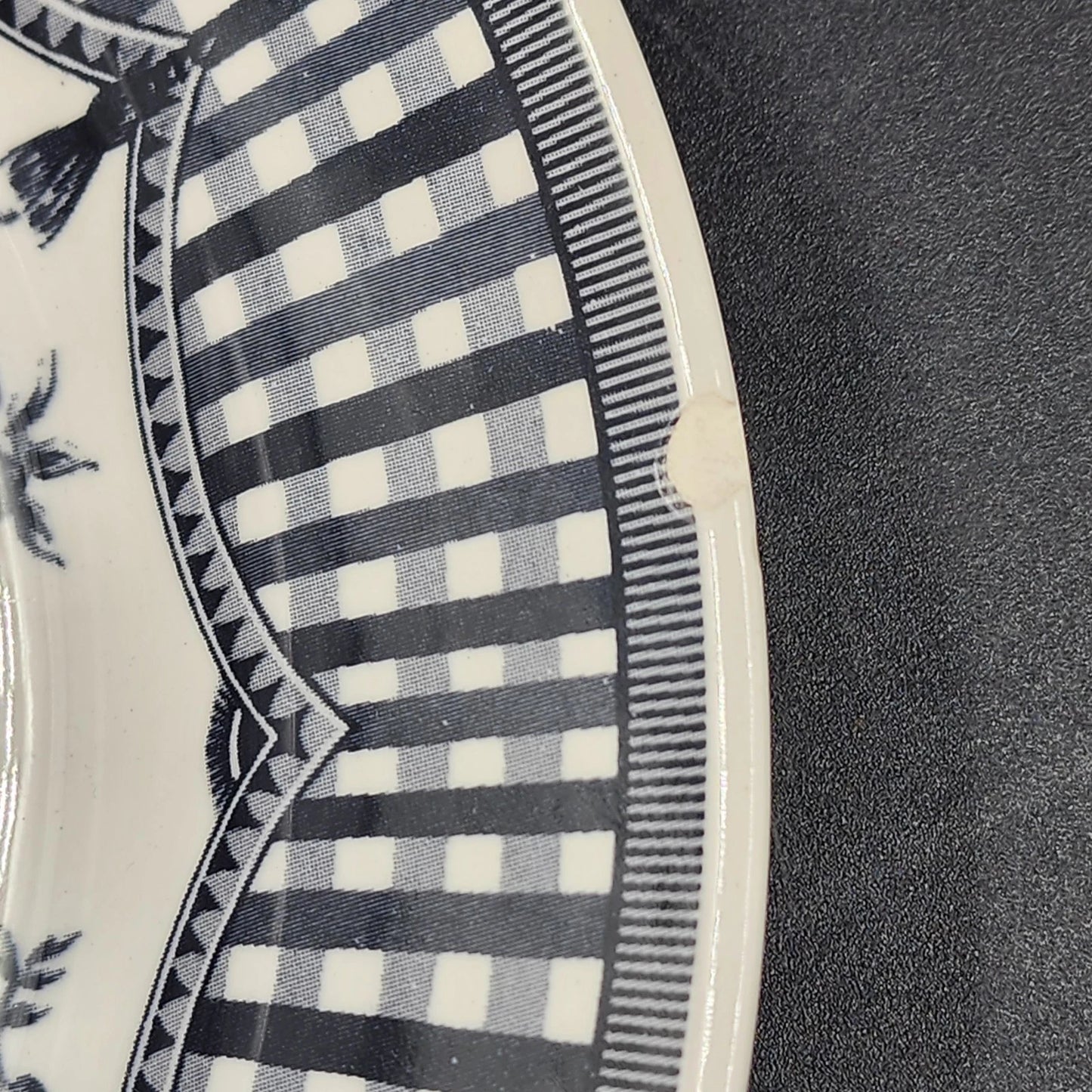 Queen’s Churchill Rooster Dinner Plate Black 10.5" Toile Floral Gingham Colombia