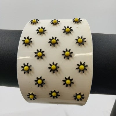 Vintage Hard Plastic Floral Cuff Bracelet – Gold-Tone Interior with Black & Yellow Flowers – Retro Lucite-Style Bangle – 1960s Statement Jewelry
