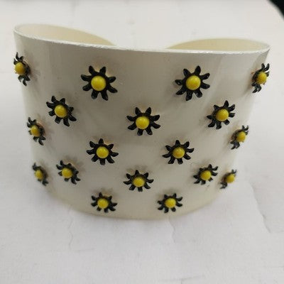 Vintage Hard Plastic Floral Cuff Bracelet – Gold-Tone Interior with Black & Yellow Flowers – Retro Lucite-Style Bangle – 1960s Statement Jewelry