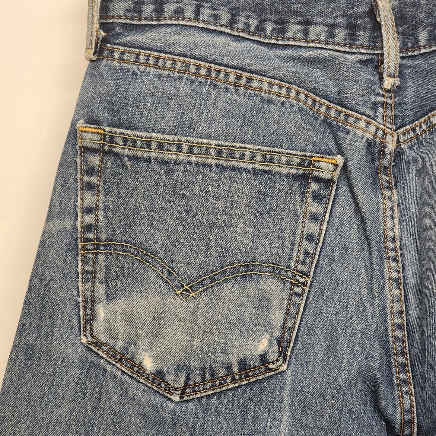 Levi’s 505 Mens 32x30 Medium Wash Straight Leg Jeans Regular Fit Distressed Blue