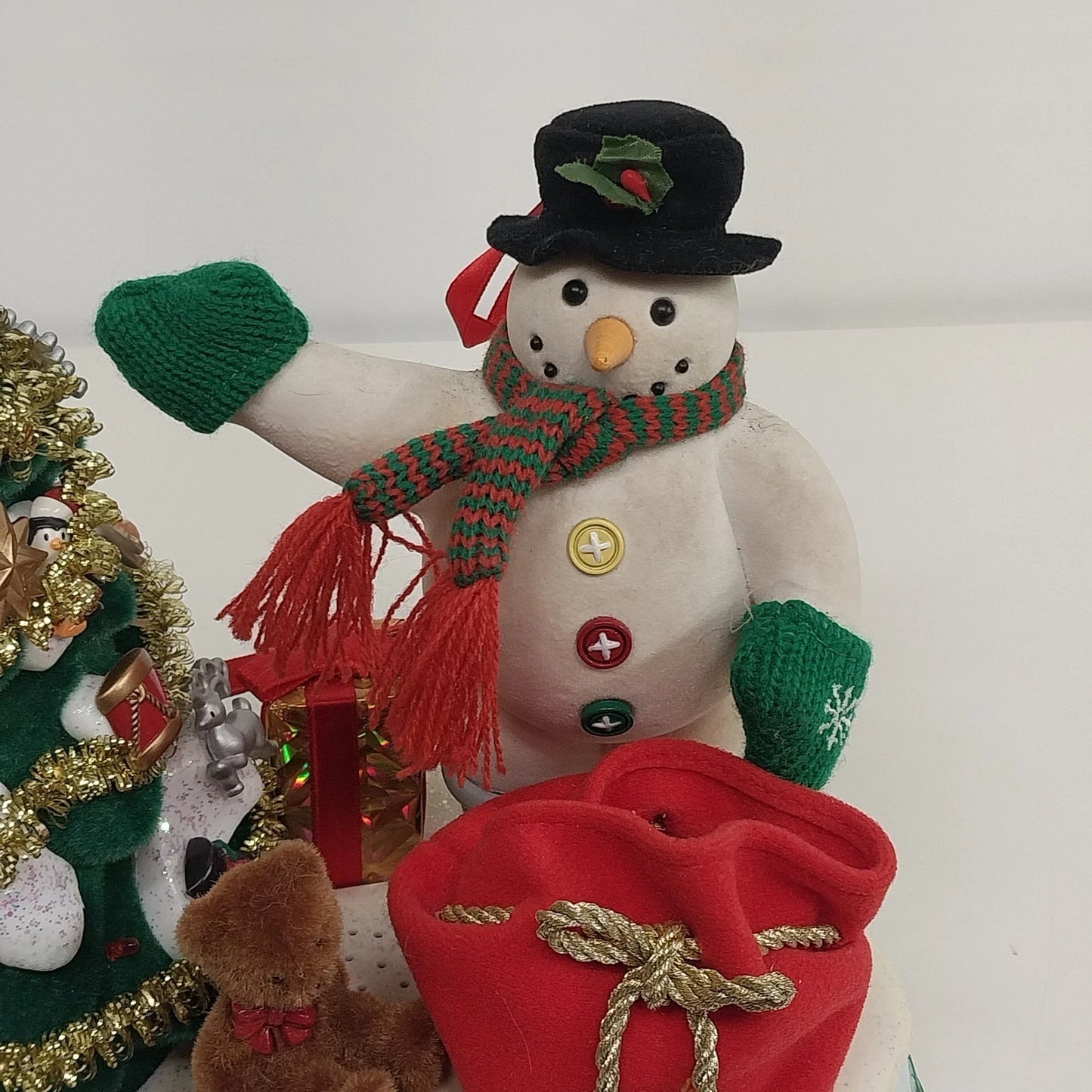 Avon A Wonderful Countdown Christmas Talking Lighted Snowman Advent Tree 23 Pc