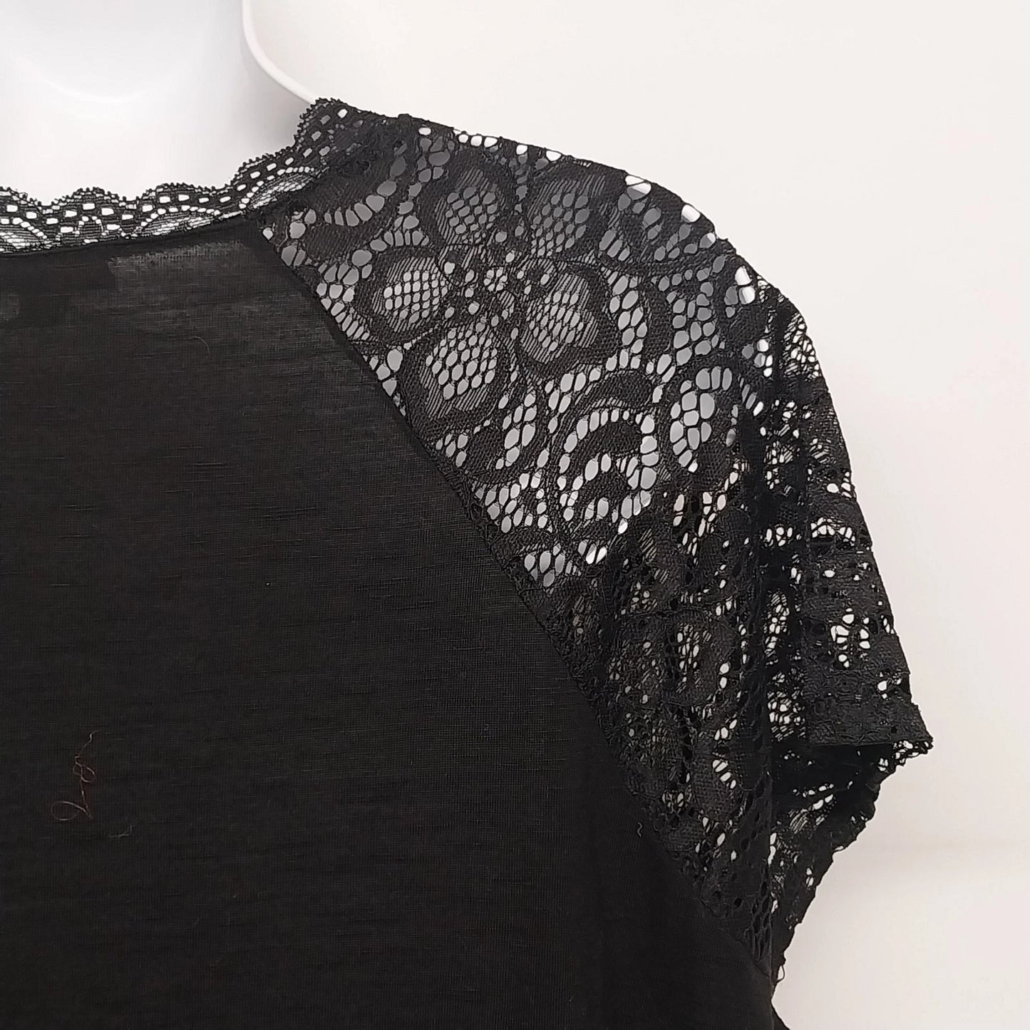 Torrid Women's Black Blouse Top Size 0 Plus Floral Lace Cap V-Neck Short Sleeve