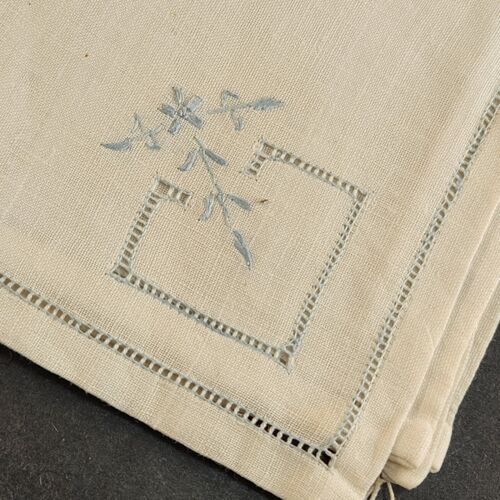 Set of Four White and Blue Linen Table Cloth Napkins Vintage 10½ W x 10½ L