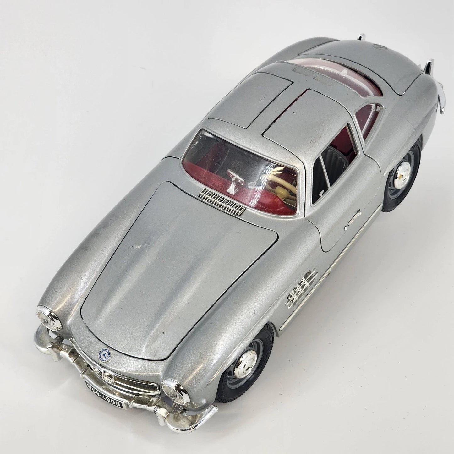 Bburago Mercedes-Benz 300 SL Gullwing 1:24 Diecast Silver Car with Stand 1954