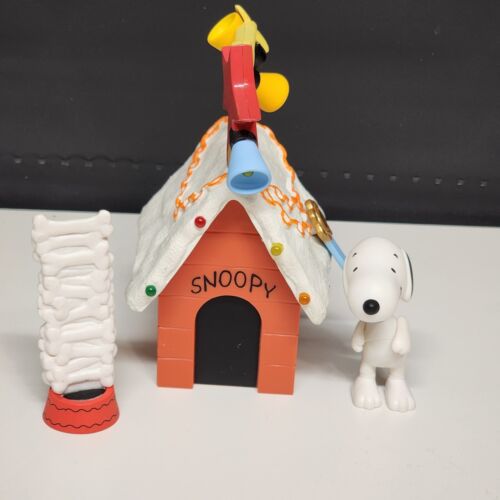 Snoopy's Doghouse Christmas Display Lights Sound 2003 Doghouse Snoopy Dog Bones