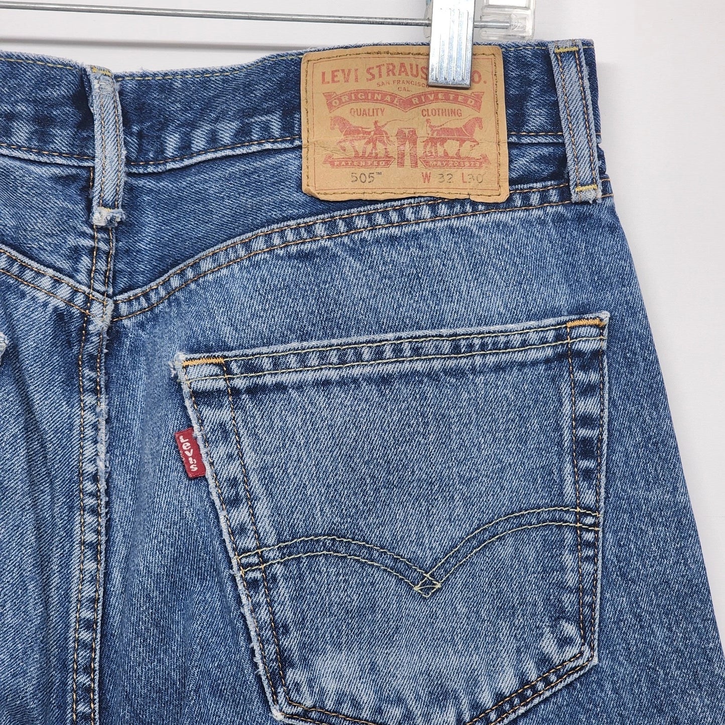 Levi’s 505 Mens 32x30 Medium Wash Straight Leg Jeans Regular Fit Distressed Blue