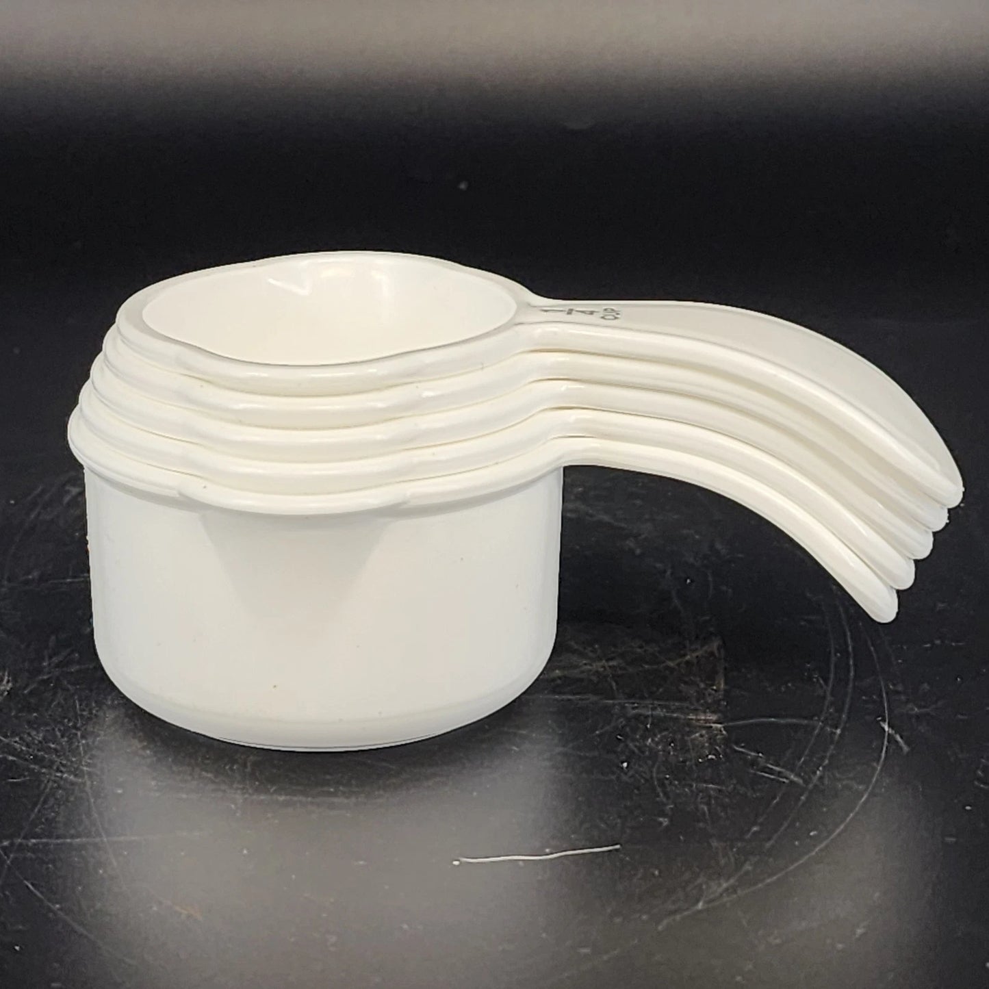 Tupperware 5 Measuring Cups Set 3479C-3483C White Curved Handles 1/4 to 3/4 Cup