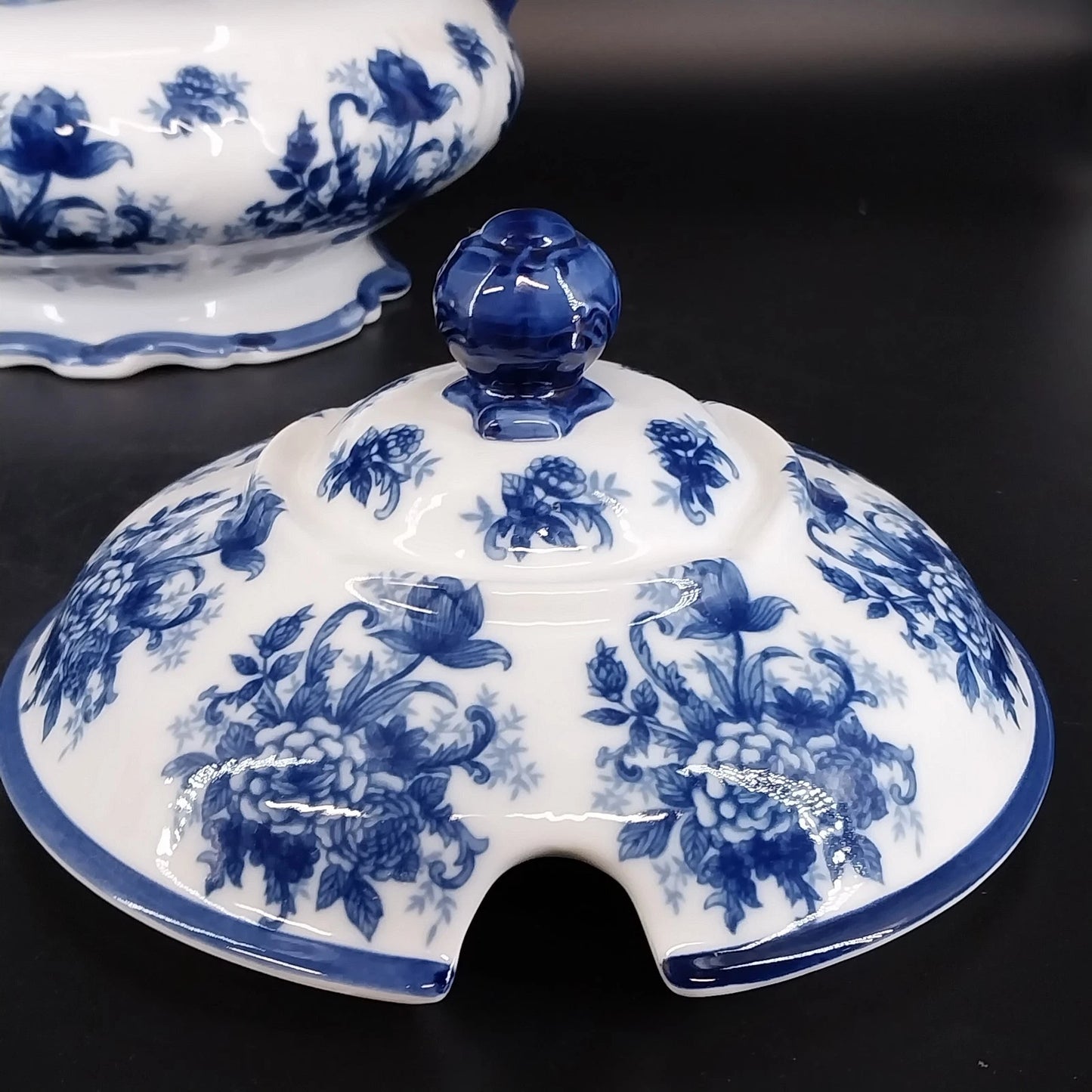 Cracker Barrel Blue White Floral Soup Tureen Serving Bowl with Lid Porcelain Vtg