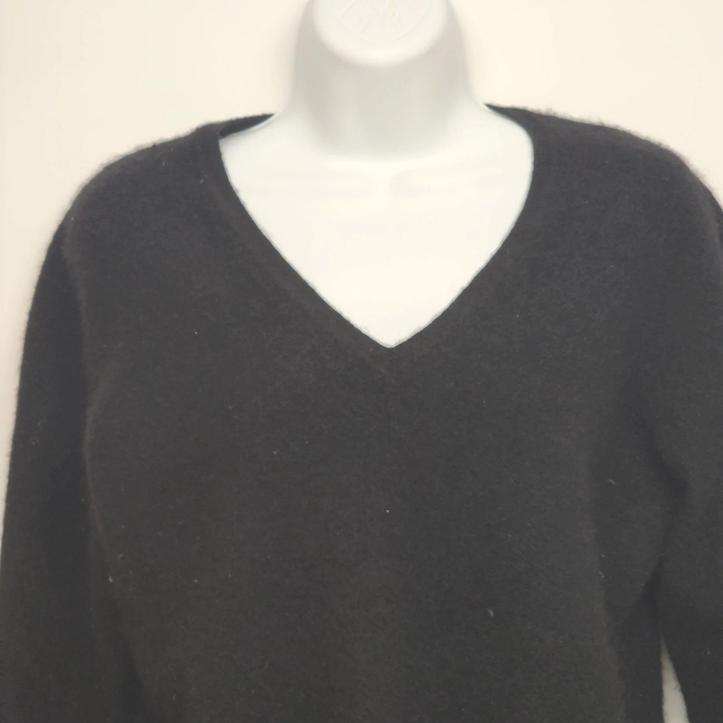 Women's Black V-Neck Cashmere Sweater Size Medium Soft Knit Classic Pullover