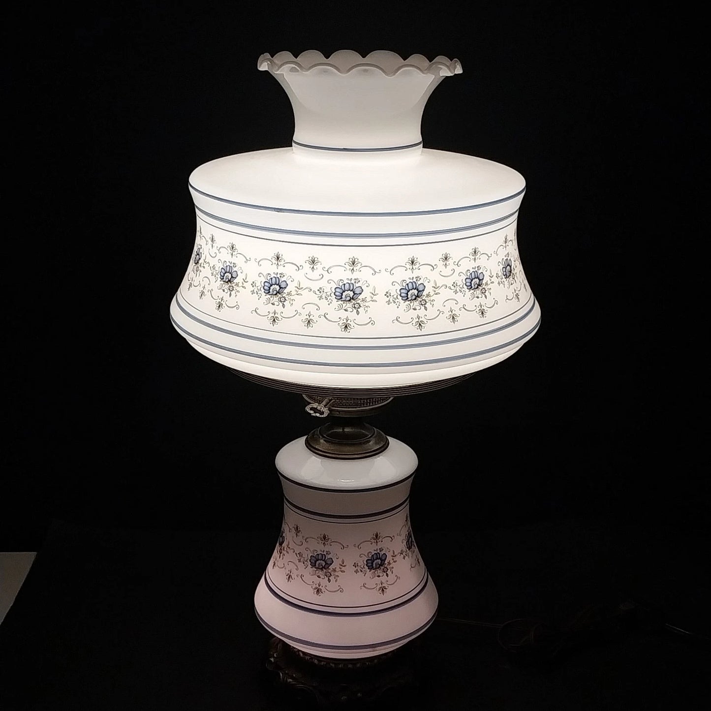Quoizel Abigail Adams Blue Floral Milk Glass 3 Way Gone With The Wind Lamp Vtg