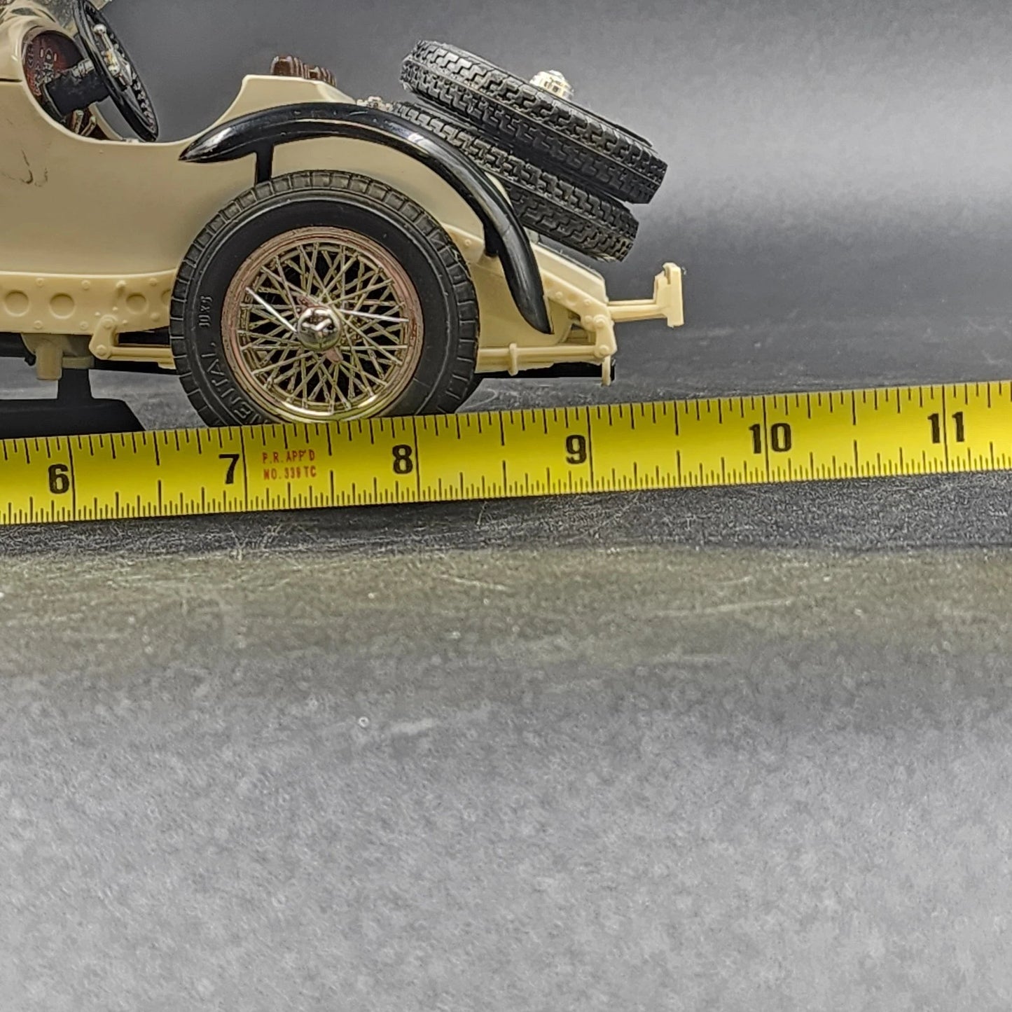 Bburago 1931 Mercedes Benz SSKL 1:18 Diecast Model Car Cream with Stand 9.5" Vtg
