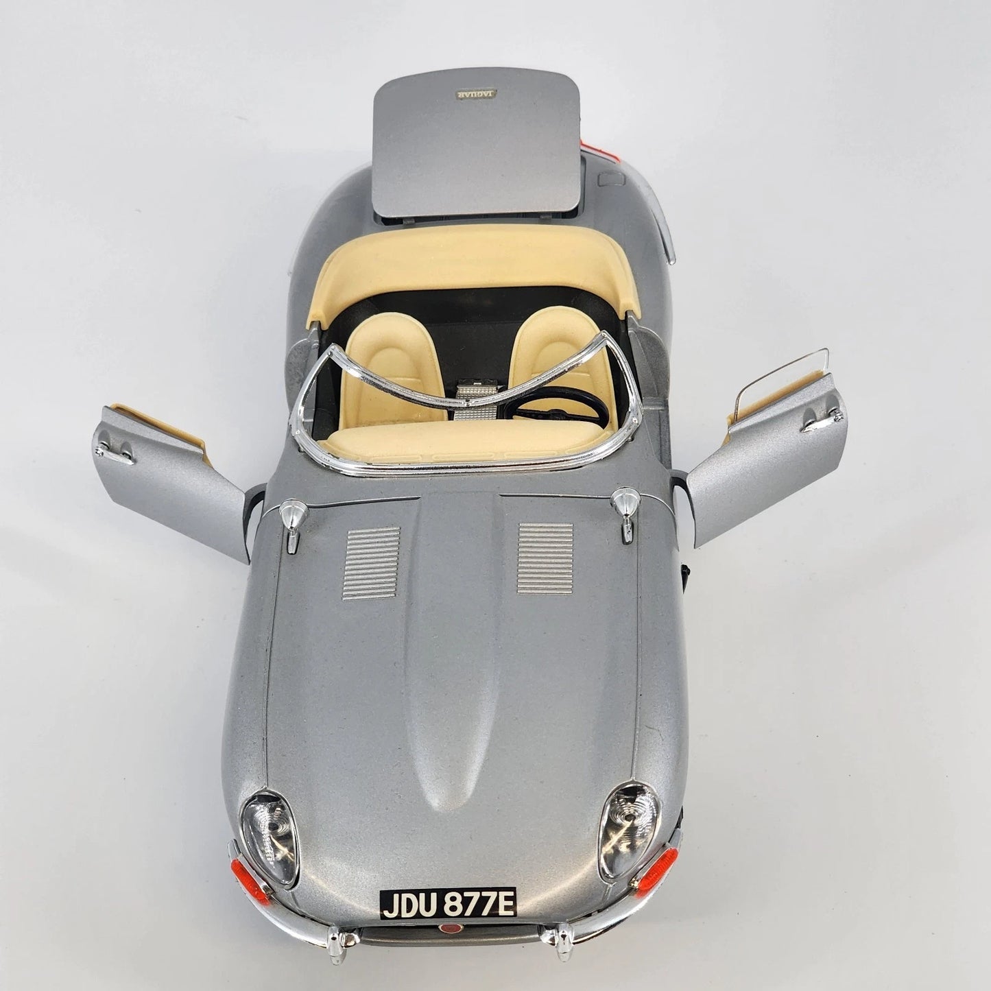 Bburago 1961 Jaguar E-Type Cabriolet Convertible Coupe 1:18 Diecast Model Car
