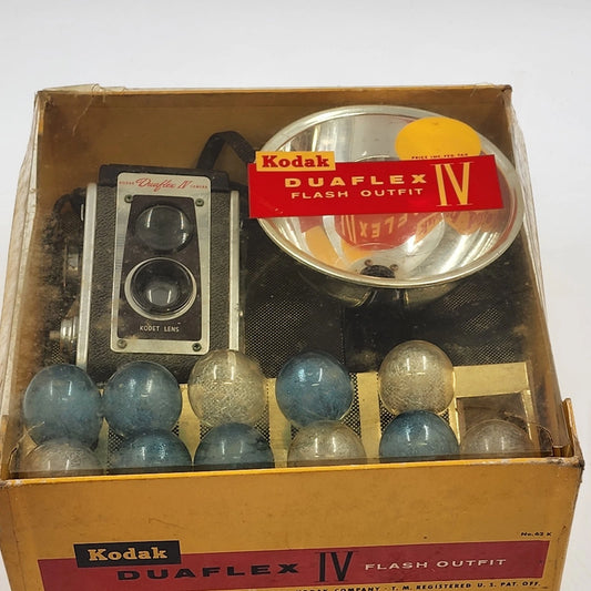 Kodak Duaflex IV Camera Outfit 1950's w Flash Unit 11 Bulbs & Original Box