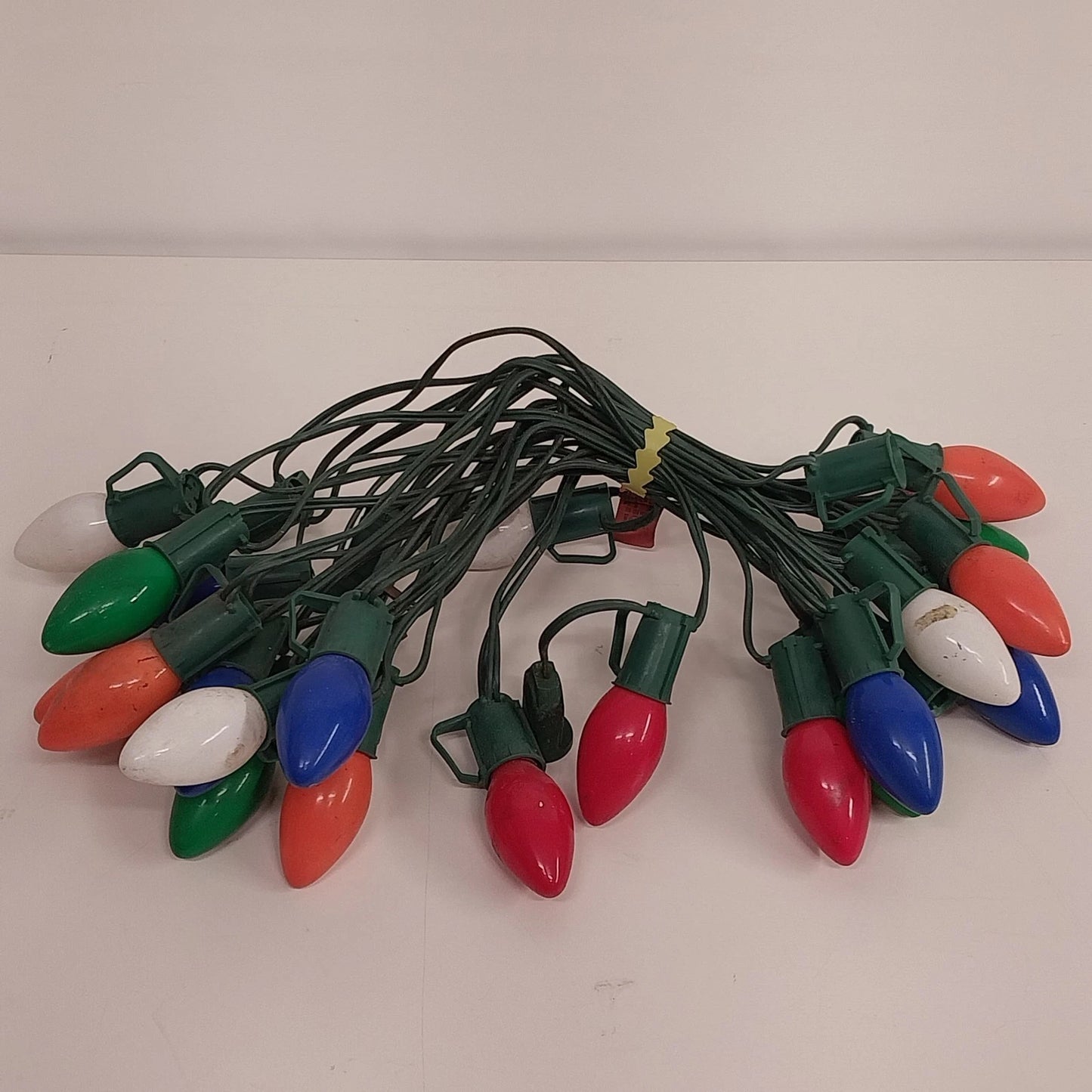 25-Light C9 Christmas Light Set Green Wire Branch Clips 25 Ft 20 Used Bulbs