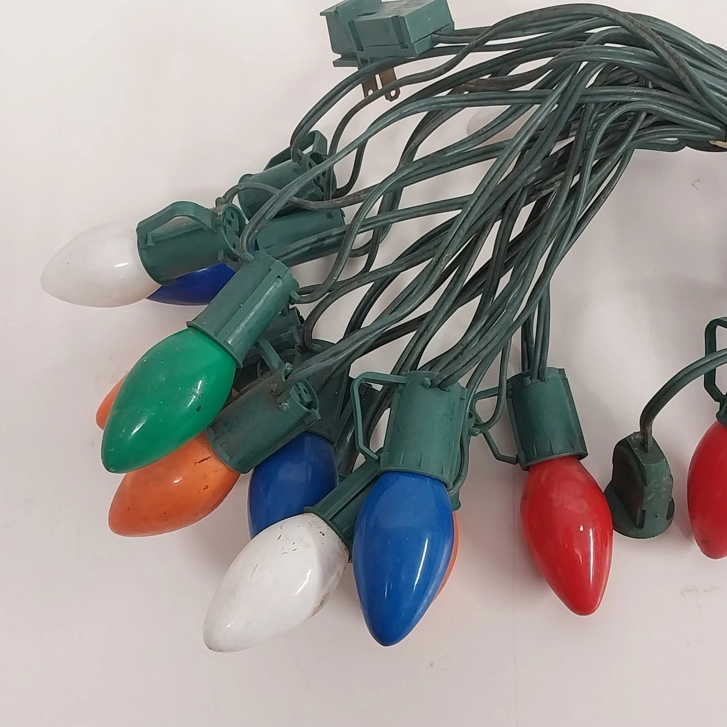 25-Light C9 Christmas Light Set Green Wire Branch Clips 25 Ft 20 Used Bulbs