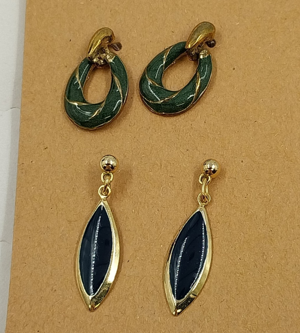 Set of 2 Drop Earrings Gold Tone Black Teardrop & Green Oval Dangle