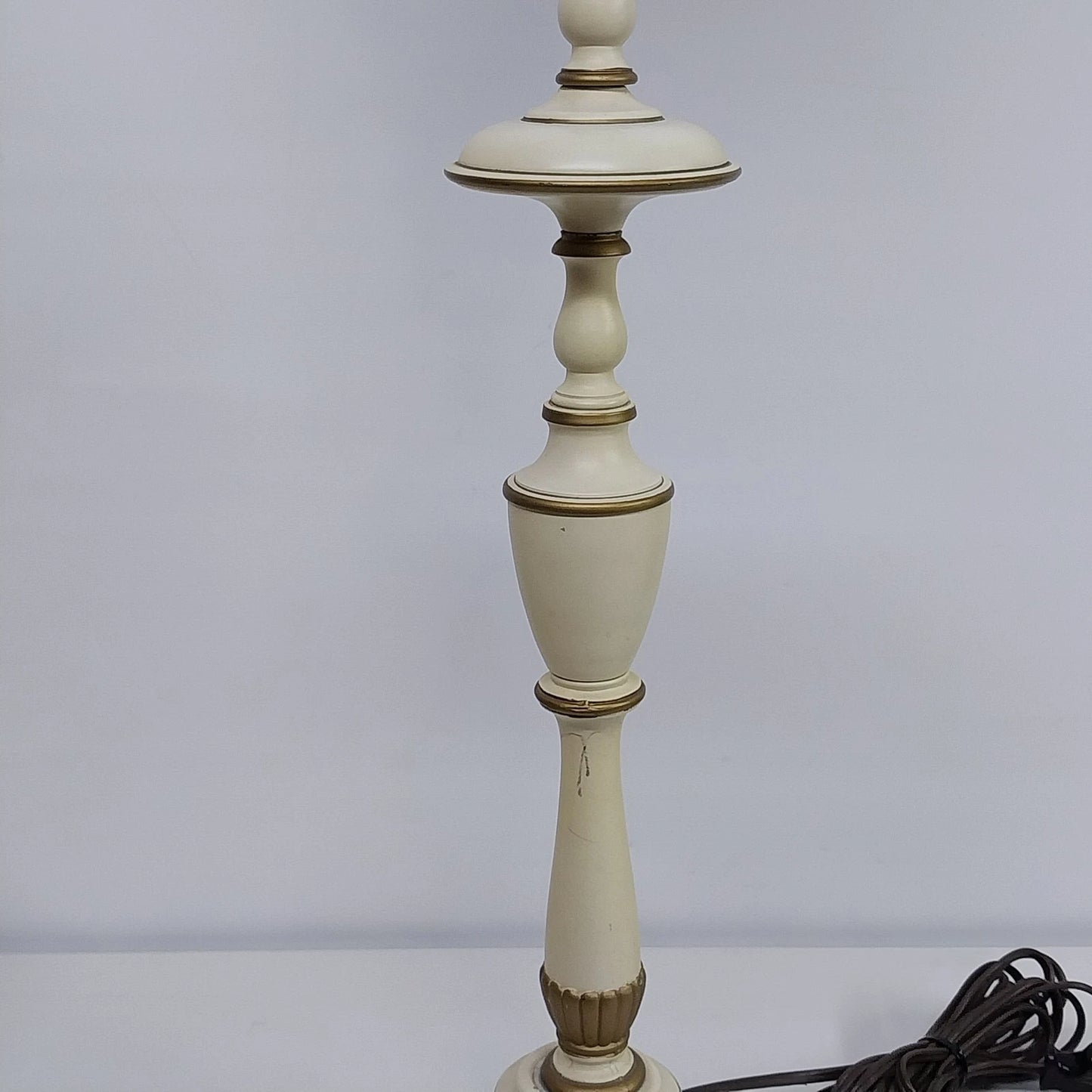 Colonial Toleware Table Lamp Cream Metal Shade French Country 30" Vintage 1960s