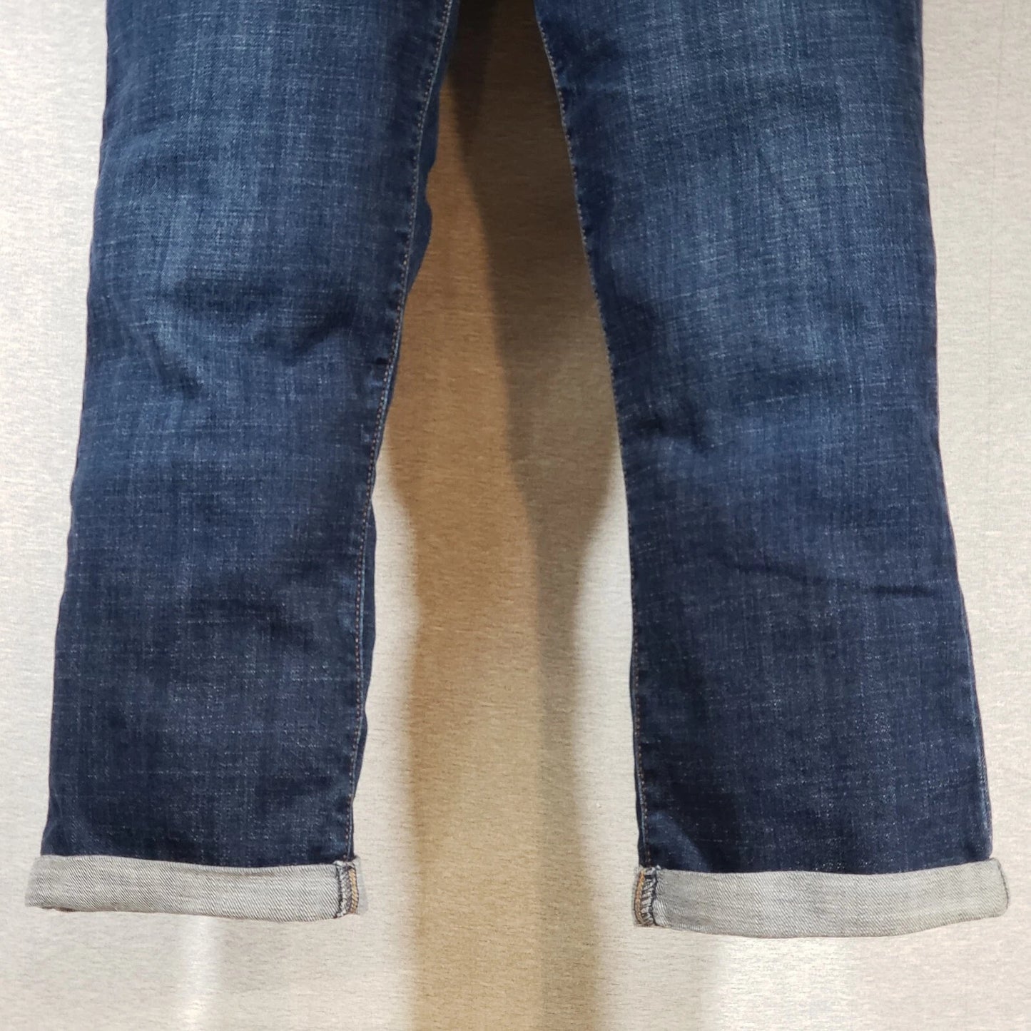 Levi's Women's Capri Jeans Size 28 Cuffed Dark Wash Denim Stretch 33" x 22"