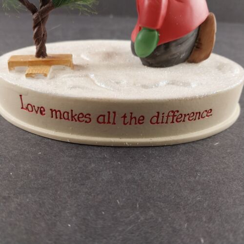 Hallmark Peanuts Gallery Figure LOVE MAKES ALL THE DIFFERENCE Charlie Brown 2011