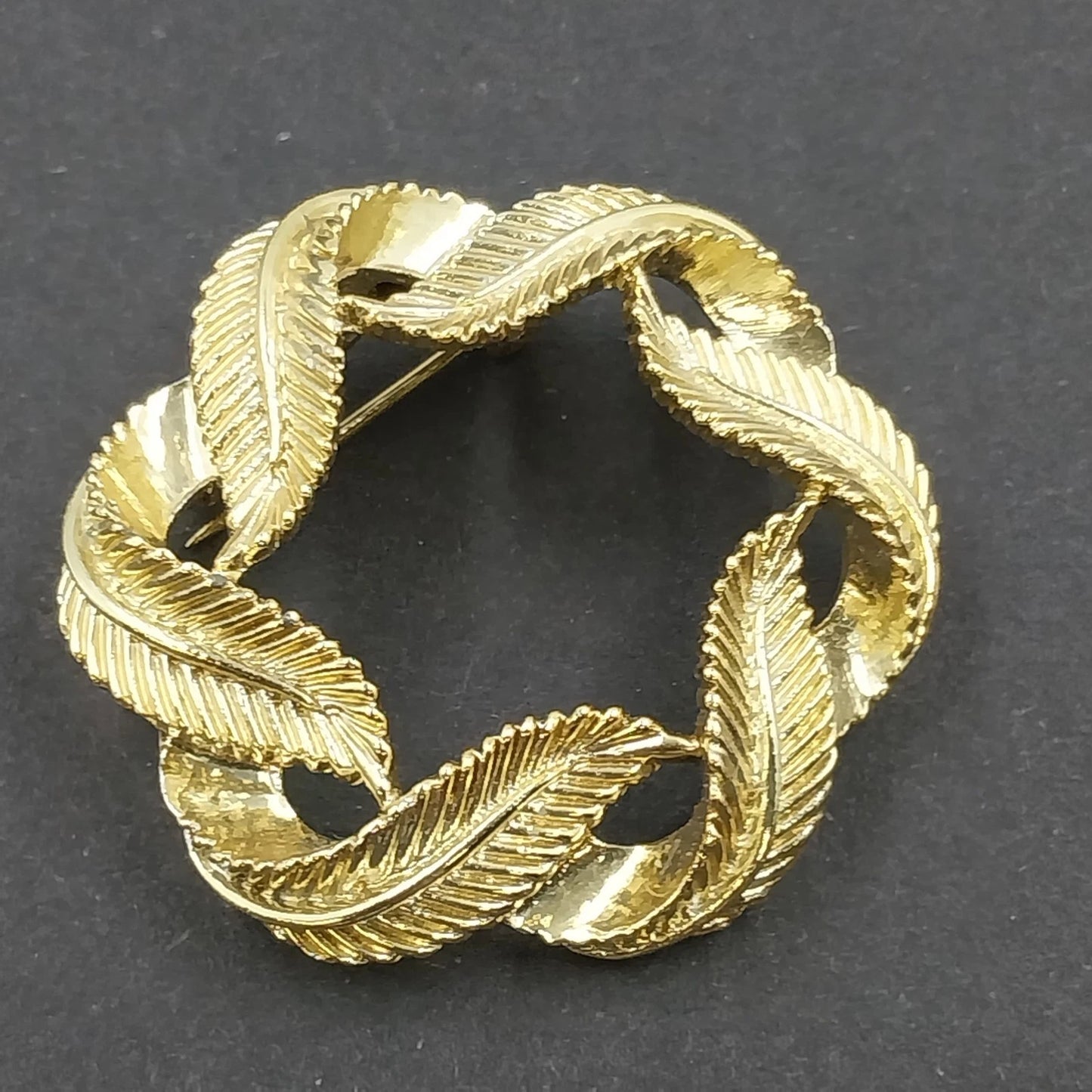 Gold Tone Feather Wreath Brooch Textured Openwork Circle Pin Vintage