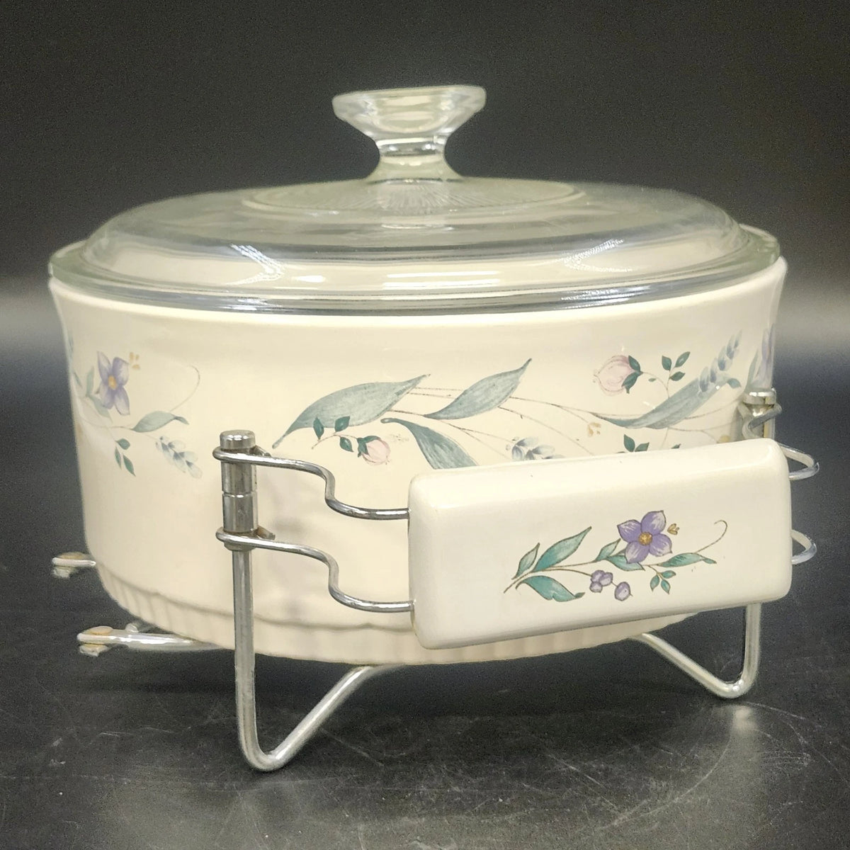 Pfaltzgraff April 2.5 Qt Casserole Dish with Glass Lid Expandable Holder USA