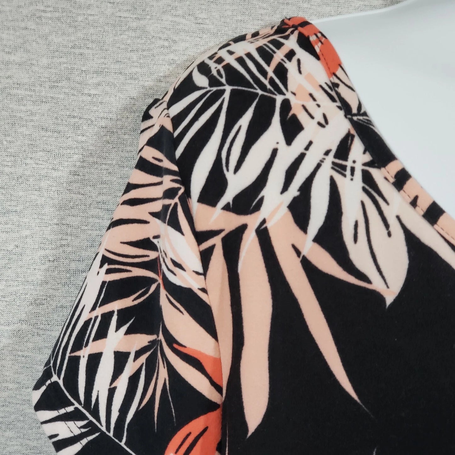 Eye Candy Women's Floral Top Size 2XL Black Pink Orange Cap Sleeves & Scoop Neck