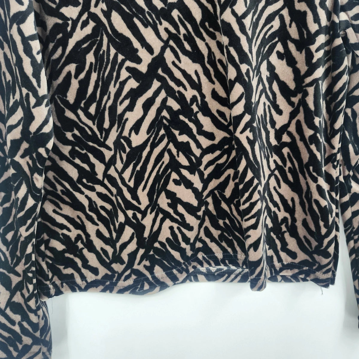 SML Sport Women's Large Zebra Print Velvet Mock Neck Top Black Tan Polyester USA